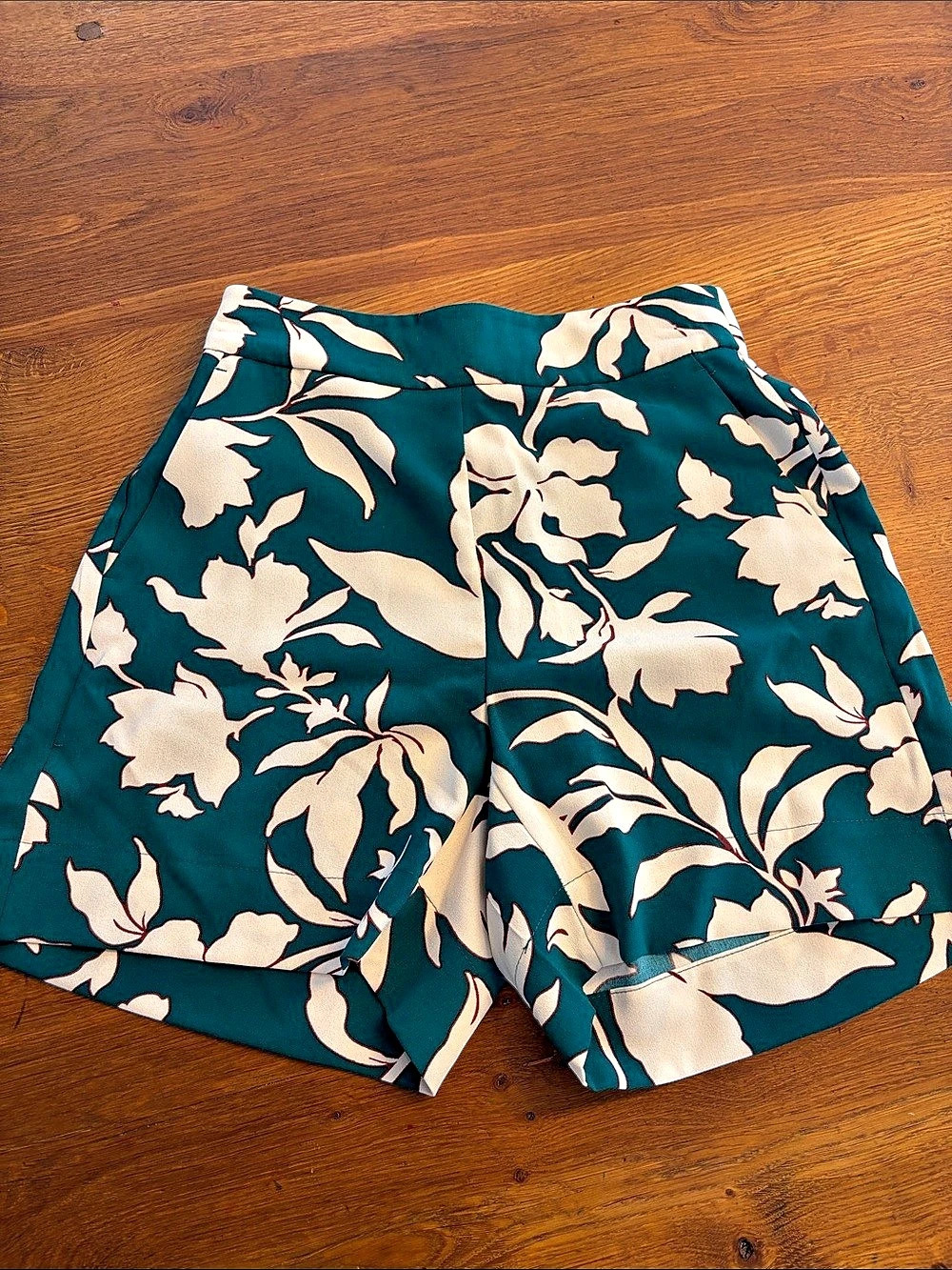 Nine West Floral High Waist Shorts in Green & Cream Size XS Like New